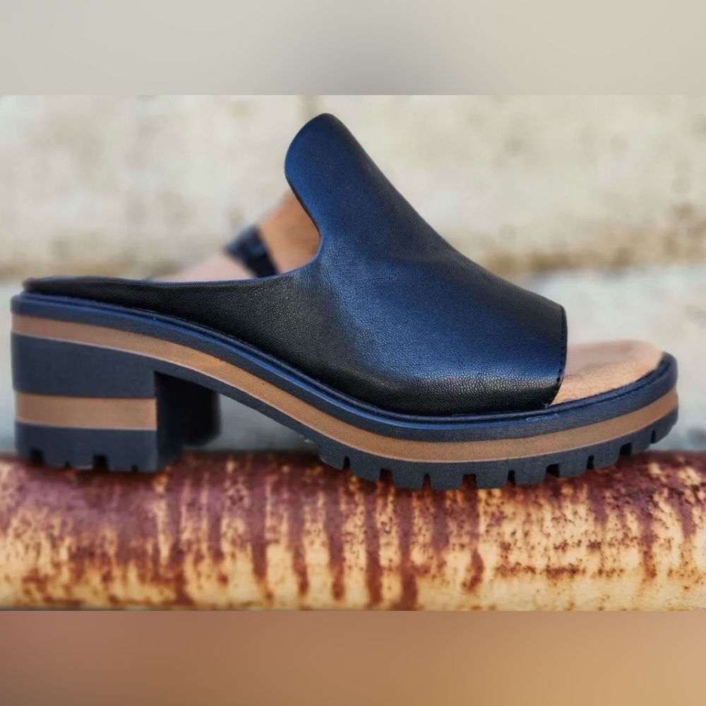 EUC SALVIA HARPER BLACK PEBBLE SANDAL- WOMENS SZ 37 US 7